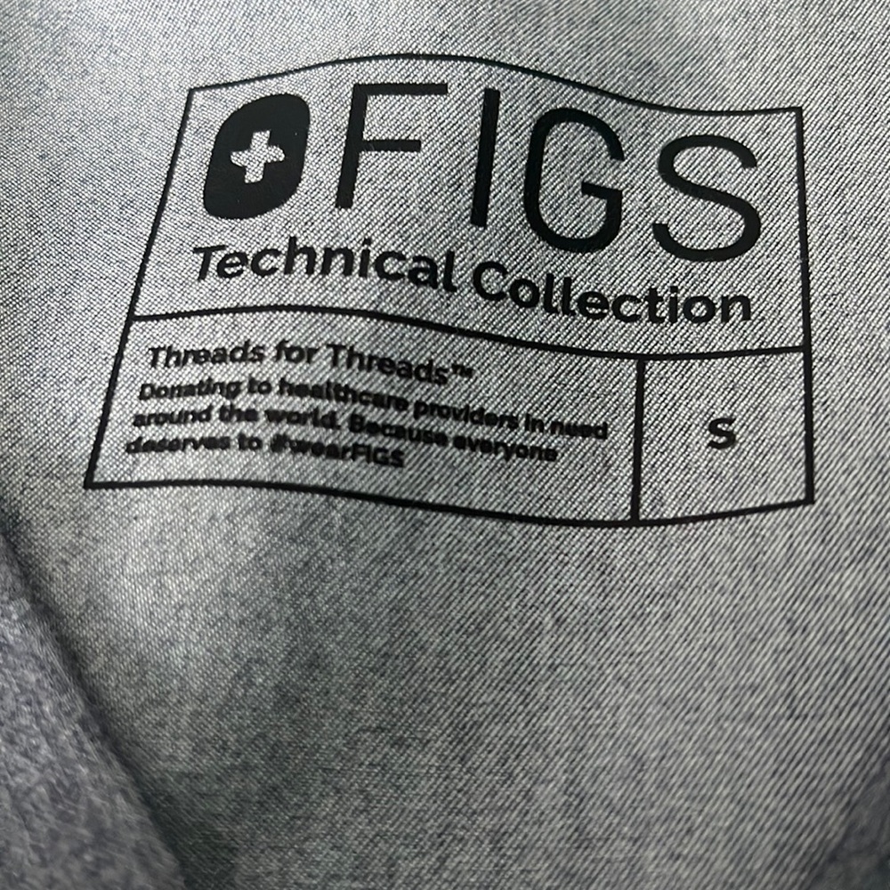 Figs tops with sleeves and pant non jogger